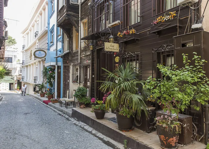 Πανσιόν Naz Wooden House 3*